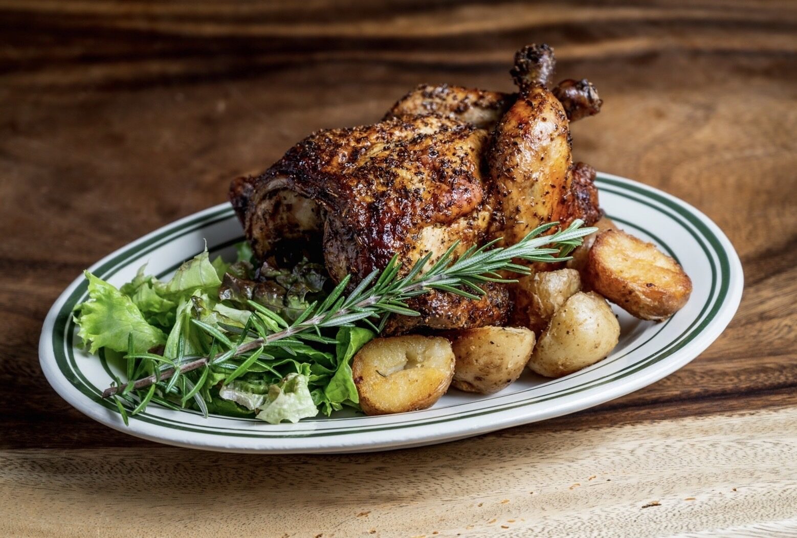 kodo'sのクリスマスチキン（ホール）。ハーブやポテトとの盛り合わせの画像