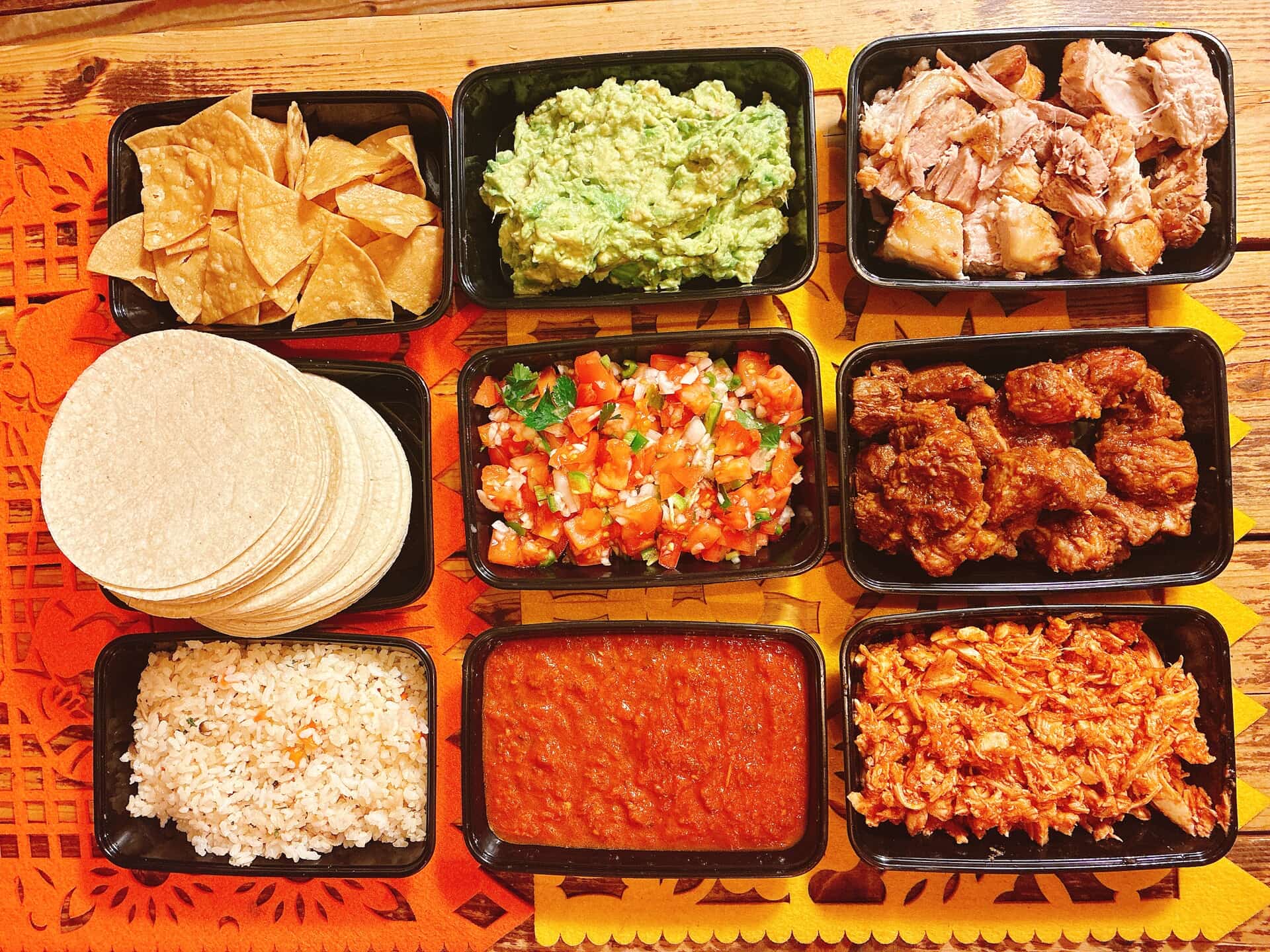 サルサカバナ｜手まきタコスプラン（税込2500円）の画像・・熟成ビーフのチリトマト煮・チキンのティンガ・トルティーヤ・ワカモレなどの盛合せ